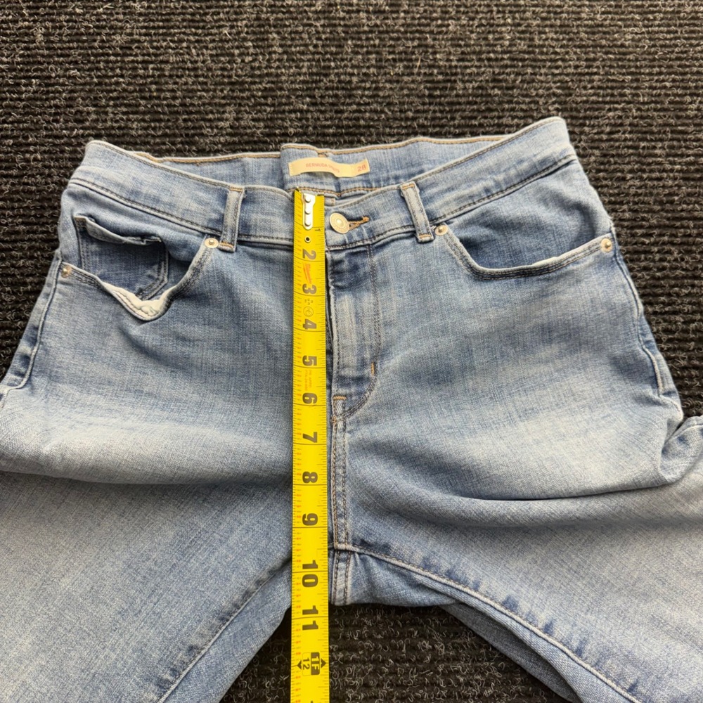 Levis Bermuda Shorts Womens 28 Light Wash Denim Mid Rise 29969-0032 Blue - Picture 3 of 10